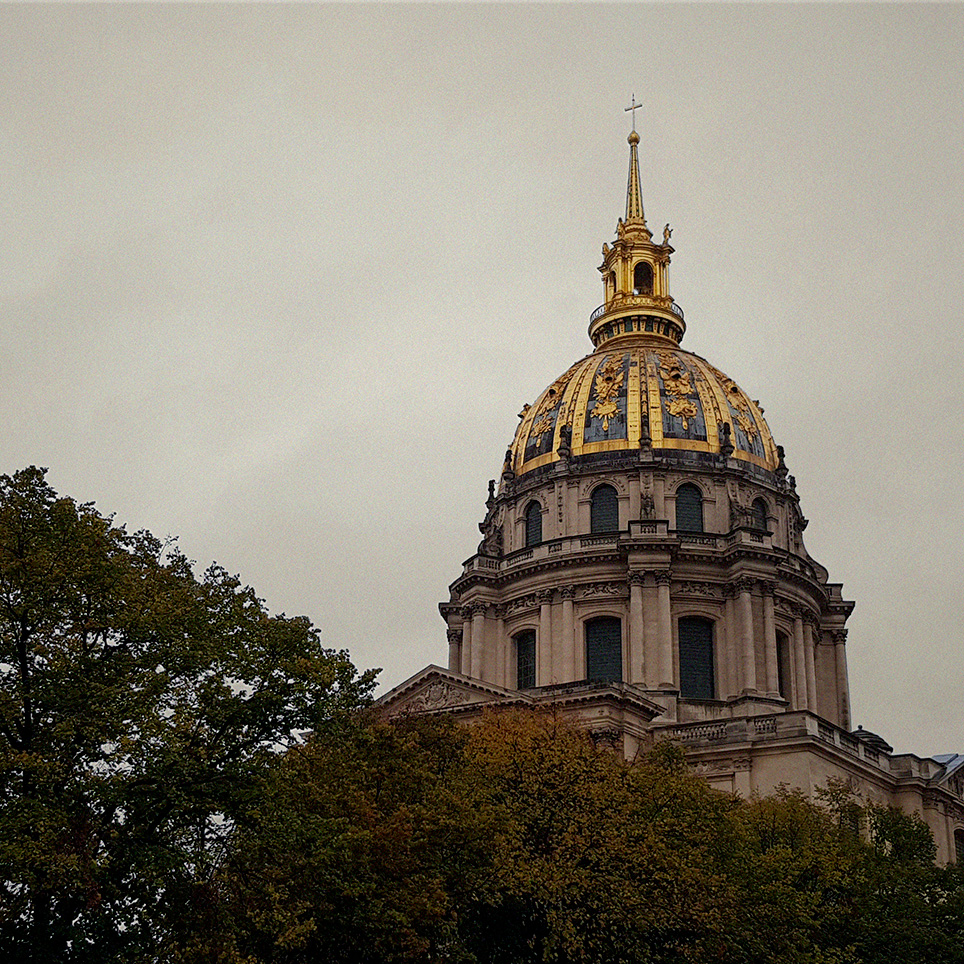 Une photographie du toit de la chapelle de l'Hôtel des Invalides.